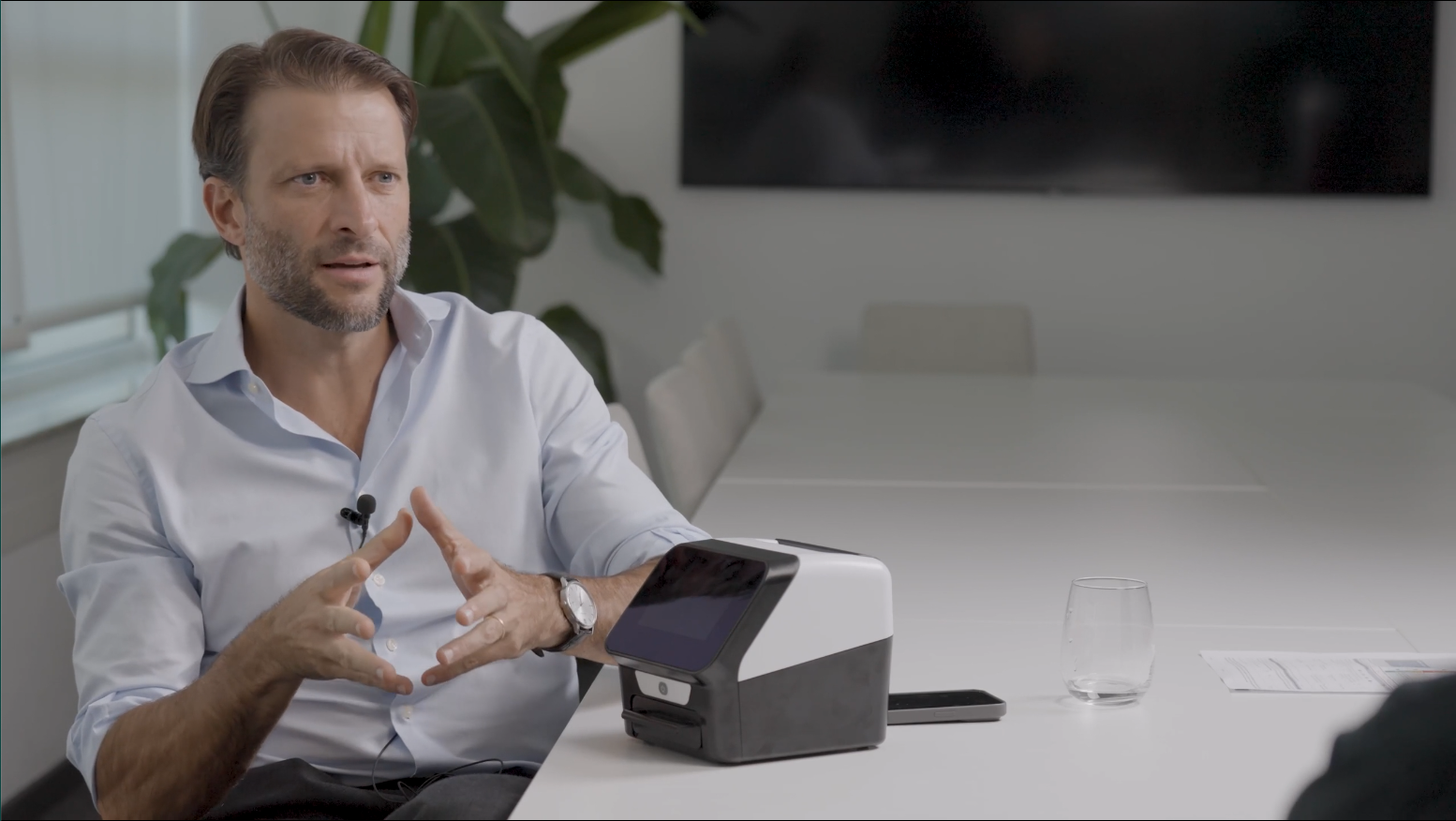 Christian Coachman demonstrating the Dentognostics ORALyzer chairside saliva testing device